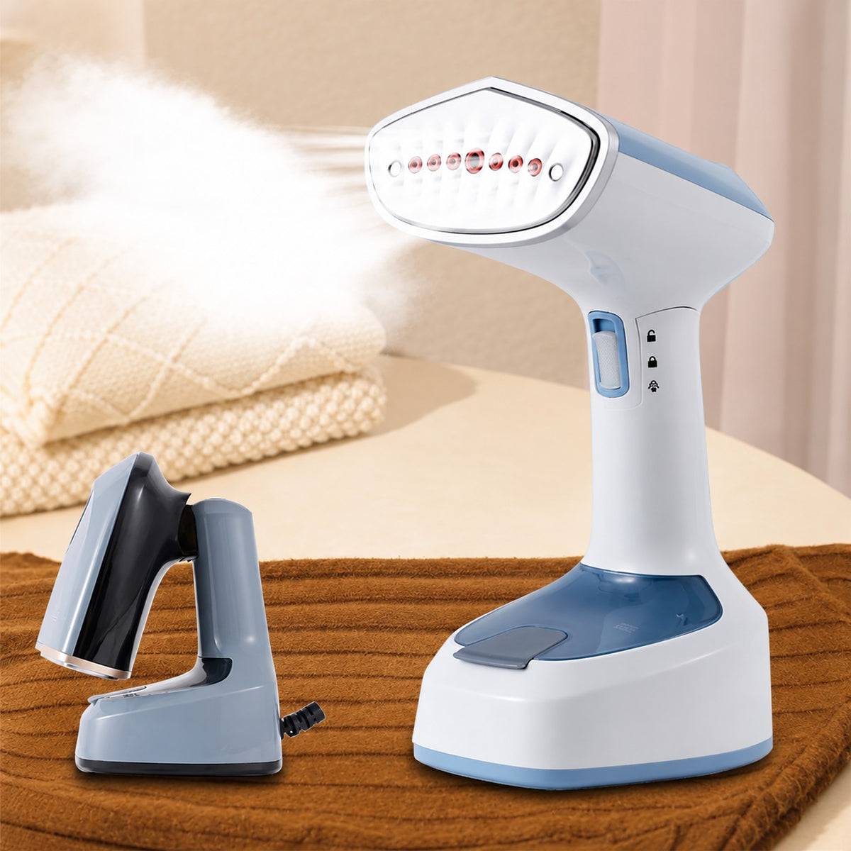 Défroisseur vapeur portable blanc et bleu diffusant de la vapeur, à côté d'un second défroisseur gris posé sur son socle