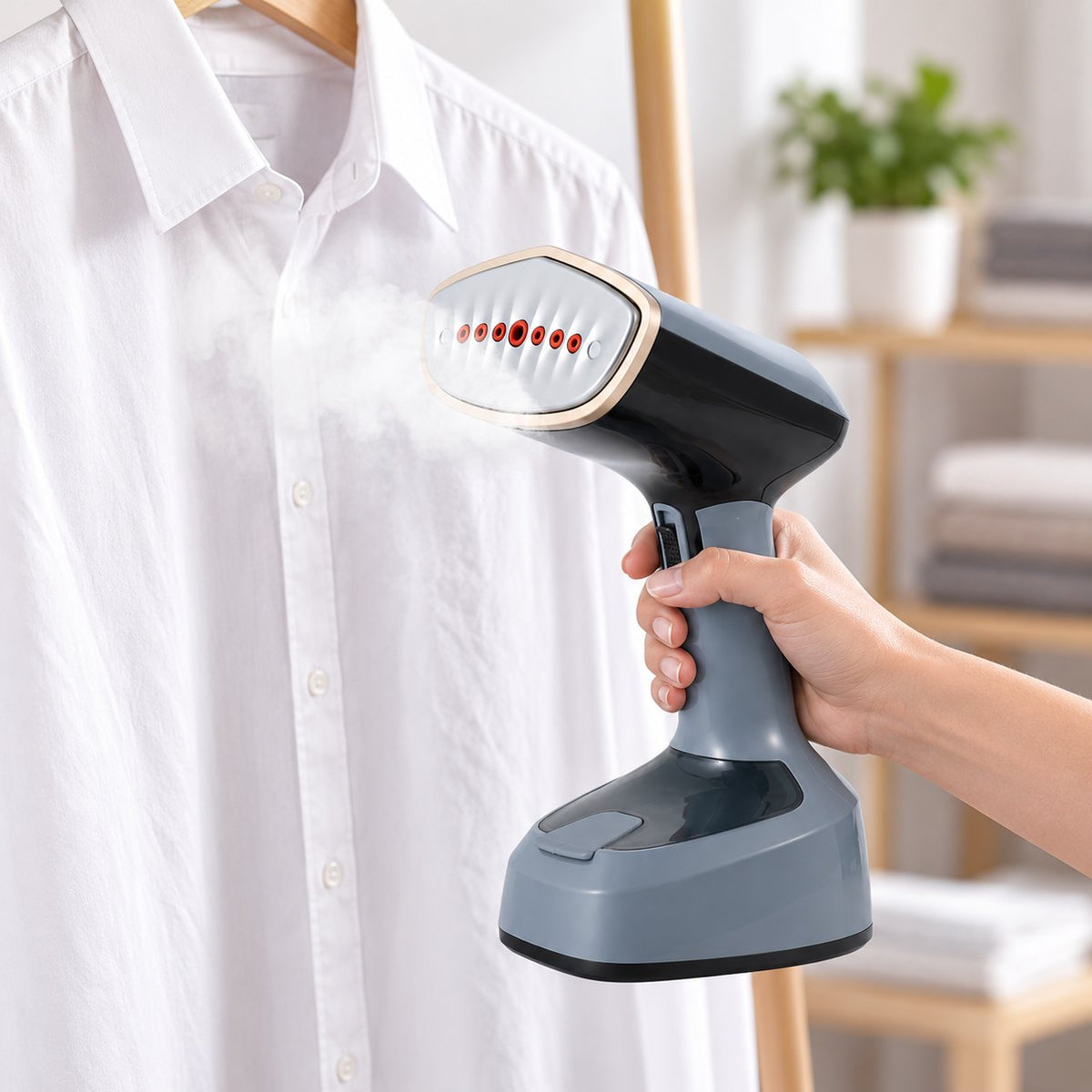 Défroisseur vapeur utilisé sur une chemise blanche suspendue